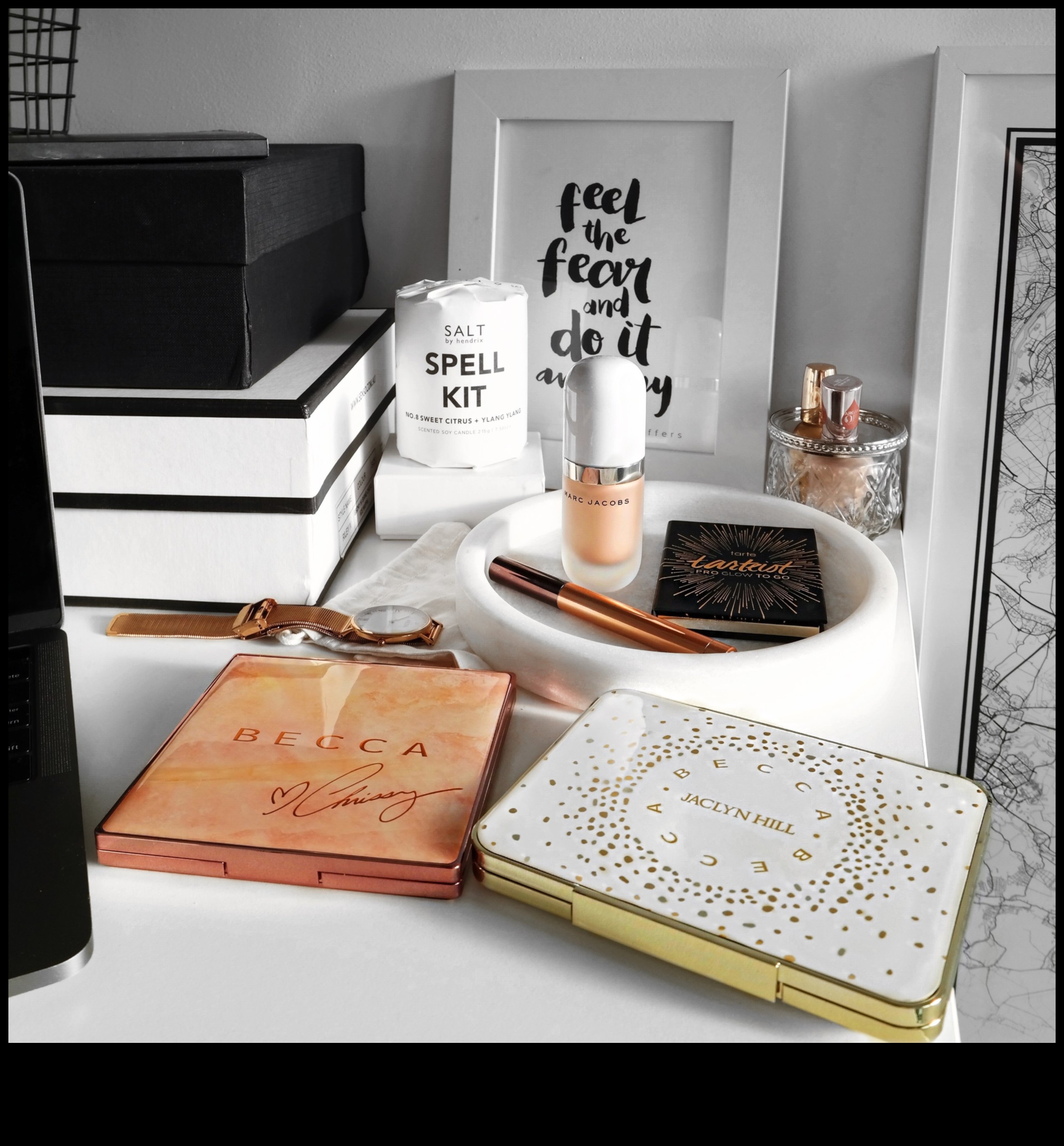 Glowing Beauty: Embracing Effortless Radiance με μινιμαλιστικά highlighters