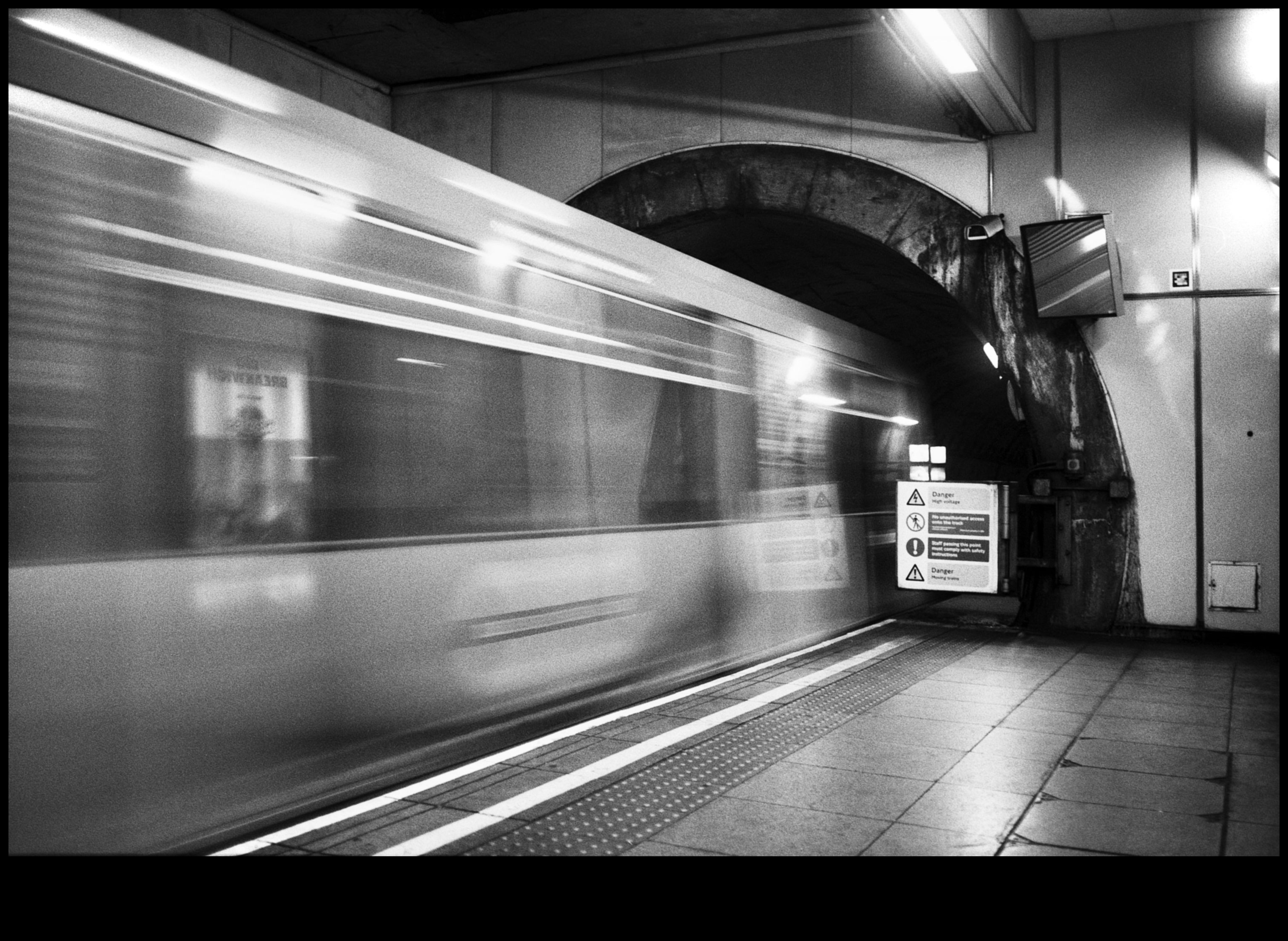 Ρεαλισμός σε μαύρο και άσπρο Η διαχρονική δύναμη του μονόχρωμου 2 Realism in Black and White: The Timeless Power of Monochrome