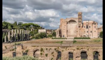 Palatial Splendors: The Opulent Designs of Ancient Architecture