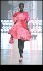 Upcycled Fashion: Creating Wearable Art με DIY Crafts