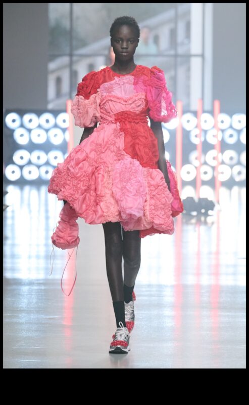 Upcycled Fashion: Creating Wearable Art με DIY Crafts