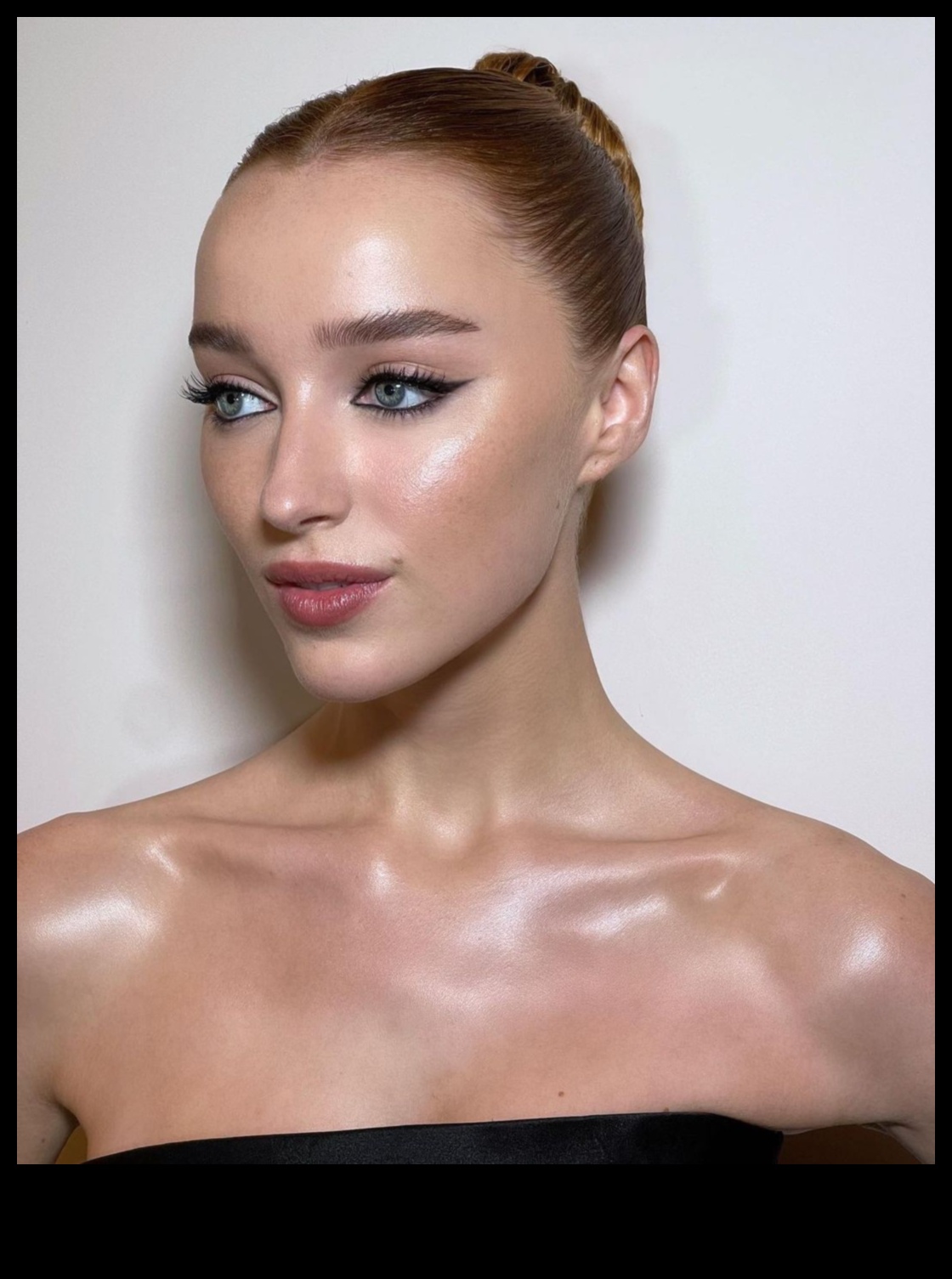 Glowing Beauty: Embracing Effortless Radiance με μινιμαλιστικά highlighters